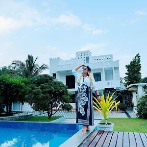 The White House Resort
